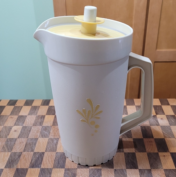Tupperware 1 Qt Pitcher - Picture 1 of 3